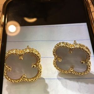 Gold clovers earrings, the inside is mother of pearl, the metal is gold,